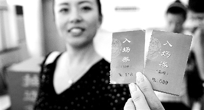 本報記者抽出的兩名消費者代表。