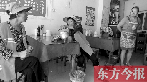 7月30日下午，鄭州市建設路一家面館老板毋女士，給兩位環(huán)衛(wèi)工端水解暑