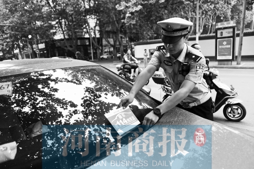 有了這張挪車卡，不會泄露隱私，別人又能方便地聯(lián)系上自己記者 邱曉峰/攝