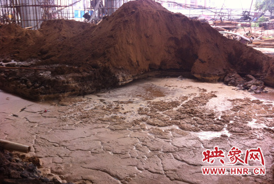 隴海路西三環(huán)快速路施工現(xiàn)場，被挖斷的管道就在泥水下面