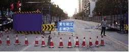 桐柏路西側(cè)，圍擋內(nèi)已經(jīng)不允許汽車通行。