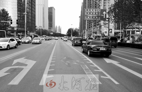 這條畫有多條短斜線的車道就是可變車道，視車流量大小而定，直行車輛多時它是一個直行車道，左轉(zhuǎn)車輛多時它