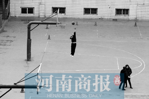 目前,鄭州市有超過30所學(xué)校對(duì)社會(huì)開放體育設(shè)施,之前主要以團(tuán)體預(yù)約為主