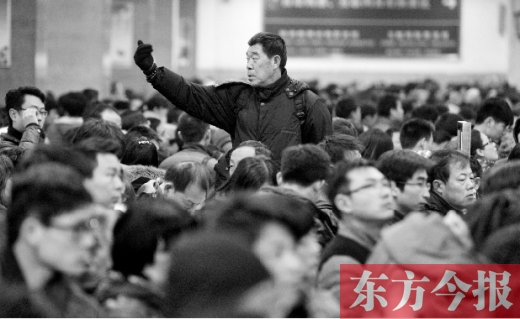 一場雨夾雪讓鄭州火車站的客流又增加了不少。昨天，售票大廳內(nèi)排隊購票的旅客摩肩接踵