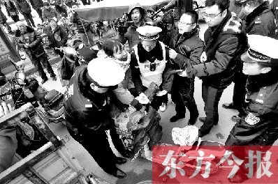 面對要暫扣的非機動車，看車人急了