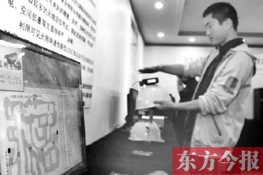 可見光通信技術(shù)應(yīng)用展示會(huì)上，參觀者體驗(yàn)新技術(shù)在采礦工具上的應(yīng)用