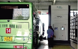 機(jī)器人正在為公交車更換電池