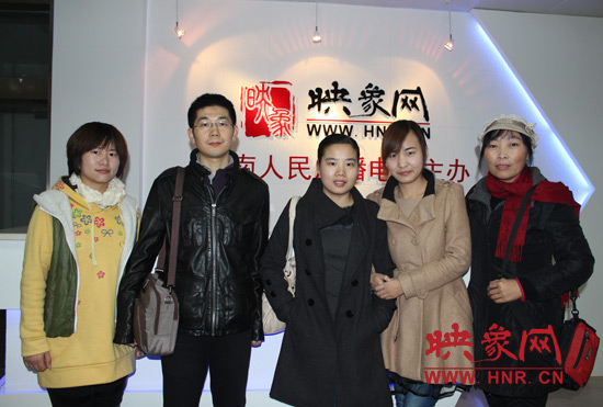 網(wǎng)友出發(fā)前和東方今報(bào)記者劉長(zhǎng)征、河南電臺(tái)新聞廣播記者王巴燕（左二、左三）合影