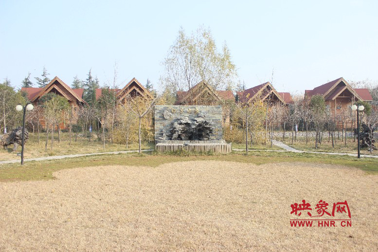 后面就是小別墅，前面是個廣場