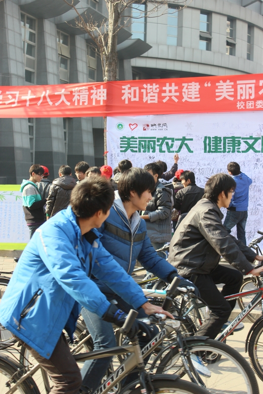活動(dòng)現(xiàn)場(chǎng)人流涌動(dòng)，過(guò)路人群駐足觀看