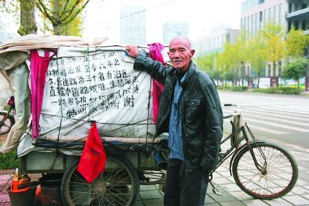 蹬三輪車環(huán)游全國(guó)的焦德明老人 記者 蔣雨龍 攝