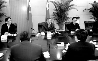 11月30日，中共中央政治局常委、中央紀(jì)委書記王岐山在北京主持召開座談會，聽取專家學(xué)者對黨風(fēng)廉政建設(shè)和反腐敗工作的意見和建議。新華社發(fā)