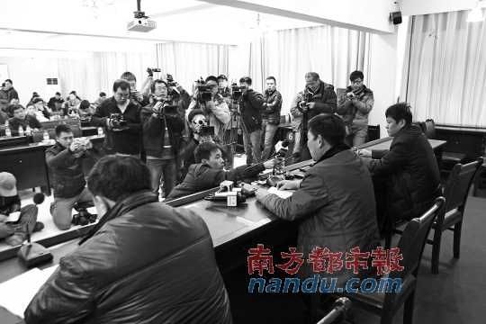 5日下午，河南蘭考縣召開新聞發(fā)布會(huì)，就民辦收養(yǎng)所火災(zāi)事故公開回應(yīng)。