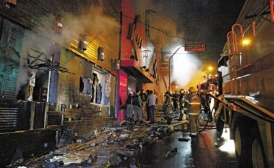 27日凌晨，巴西南里奧格蘭德州圣瑪麗亞市一家夜總會突發(fā)大火，造成至少245人死亡。圖為消防人員正在現(xiàn)場滅火救援。