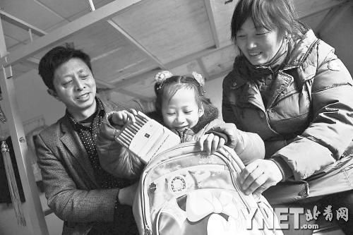 這是范勇一家在北京過(guò)得第二個(gè)春節(jié)，小女兒給記者展示習(xí)總書(shū)記送的書(shū)。