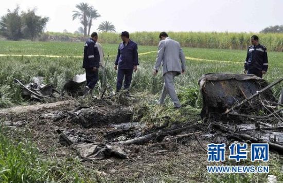 2月26日，在埃及旅游城市盧克索附近，警察和救援人員在發(fā)生熱氣球爆炸事故的現(xiàn)場(chǎng)查看熱氣球殘骸。