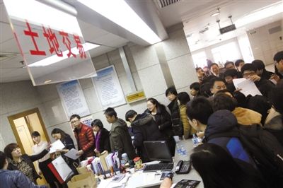 2月28日，北京市土地交易市場，各房地產(chǎn)企業(yè)代表準(zhǔn)備競拍房山、大興、朝陽的13塊土地。