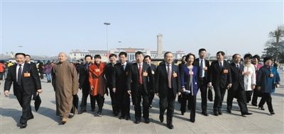 昨日，中國人民政治協(xié)商會議第十二屆全國委員會第一次會議在北京人民大會堂開幕。這是全國政協(xié)委員走向人民大會堂。新華社記者 陳樹根 攝