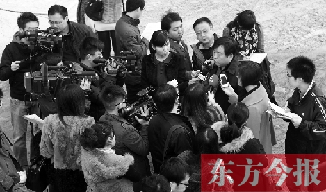 經(jīng)適房“下課”，公租房的申請、租金等備受關(guān)注，圖為鄭州市房管局規(guī)劃和住房保障處處長馮榮智被媒體記者“