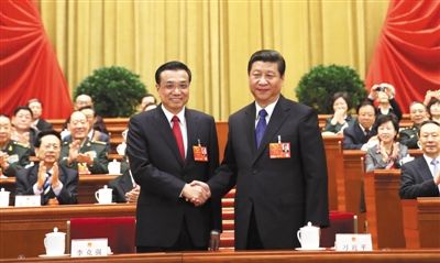 昨日，人大會議投票表決，決定李克強為國務(wù)院總理后，習(xí)近平和李克強親切握手。 新華社記者 蘭紅光 攝