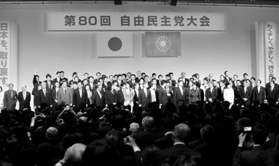 3月17日，日本自民黨黨員在東京出席自民黨年度大會。新華社發(fā)