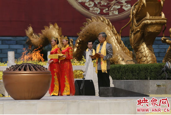 中華炎黃文化研究會(huì)會(huì)長許嘉璐宣讀拜祖大典拜祭文。映象網(wǎng)記者 邵恰 攝
