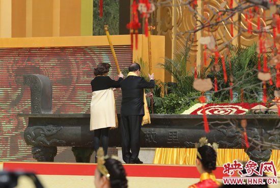 中國國民黨副主席蔣孝嚴(yán)及其夫人凈手上香 。映象網(wǎng)記者 邵恰 攝