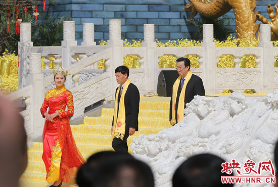 　河南省委書記、省人大常委會(huì)主任郭庚茂，河南省省長謝伏瞻敬獻(xiàn)花籃。映象網(wǎng)記者 邵恰 攝