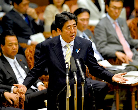 23日，安倍在參議院預算委員會發(fā)表講話。