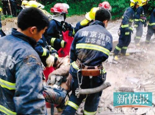 ■江蘇消防人員在現(xiàn)場搶救受傷者。CFP供圖