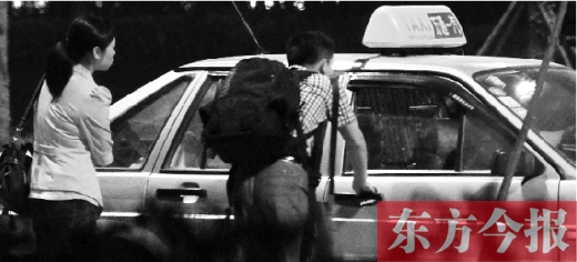 5月1日，記者夜探鄭州火車東站黑出租車，司機(jī)告知記者不打表40元，記者上車錄音取證