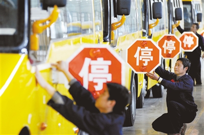 4月28日，江西上饒，江西博能上饒客車員工正在為銷往廣東客戶的訂單大鼻子校車做最后的質(zhì)量安檢。圖/CFP