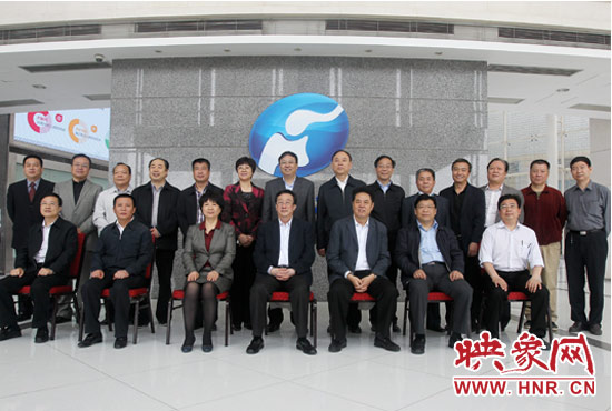 郭庚茂等省領(lǐng)導(dǎo)與省廣電局、河南電視臺的同志們合影