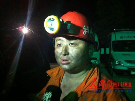 救援隊員出井時，滿臉煤灰，顯得十分疲憊。圖片為唐宗銀的隊友。（記者　李平　攝）