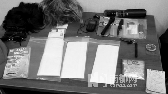 在福格爾身上發(fā)現(xiàn)的技術(shù)裝備和易容用具。