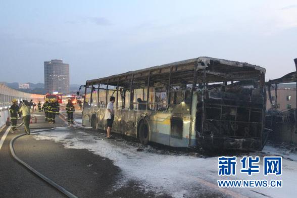 　　這是6月7日拍攝的廈門(mén)高架路上的快速公交起火事故現(xiàn)場(chǎng)。新華社發(fā)