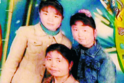 兩個(gè)女兒已長(zhǎng)大成人,妻子也已歸來,這個(gè)分離12年的家庭,離幸福越來越近(翻拍)。