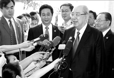 吳伯雄率國民黨大陸訪問團抵達北京，在下榻的麗思卡爾頓酒店接受記者采訪。中新社發(fā)