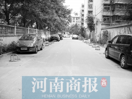城市公共道路，成了很多人的“停車場” 記者 邱曉峰/攝