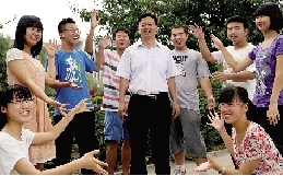 同學(xué)們用手臂連成光環(huán)，把班主任老師圍起來，表達對他的敬意和謝意。
