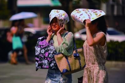 進(jìn)入7月份以來(lái)，南京出現(xiàn)了多個(gè)高溫天氣。本報(bào)資料圖片 劉瀏 攝