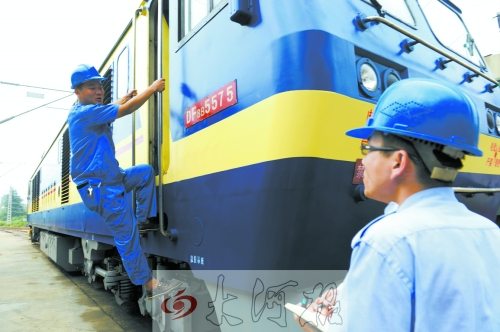 　　首發(fā)車頭以內(nèi)燃機(jī)作牽引，途中車頭、車身都會(huì)換