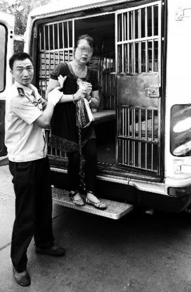 曹艷芳被帶出囚車，準(zhǔn)備到渭南市中級人民法院受審 程英晏 攝