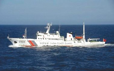 24日在釣魚島附近海域巡航的中國海警船。