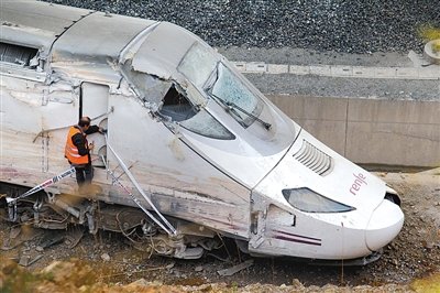 快速列車的車頭沒(méi)有受到太大損壞。