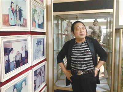 7月17日，王林向記者講述合影背后的故事。王林很樂于展示他和高官、名流的合影，但有官員曾回應(yīng)，合影不代表什么，有時(shí)候只是礙于朋友情面見他一下。新京報(bào)首席記者 張寒