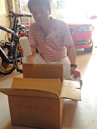 7月19日，王林的“徒弟”鄒勇向記者展示他從王林那里買到的“特供”酒。新京報(bào)首席記者 張寒