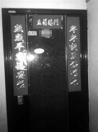 昨天22時(shí)許,被摔女童家房門緊閉,多名家屬稱,在協(xié)商處理孩子后事。新京報(bào)記者 楊鋒 攝