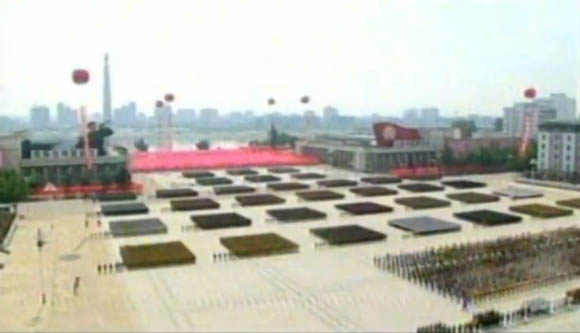 7月27日是《朝鮮停戰(zhàn)協(xié)定》簽署60周年紀(jì)念日，朝鮮在首都平壤舉行的盛大的閱兵儀式。圖為閱兵廣場。