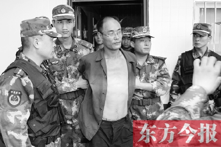 7月27日13時50分許，駐馬店市西平縣的“7·25”連環(huán)殺人案犯罪嫌疑人丁金華（左三）在禹州落網(wǎng)